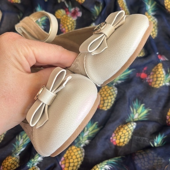 Brand New Michael Kors Cream Round Toe Bow Ankle Strap Zipper Flats Dress Shoes - Picture 15 of 16